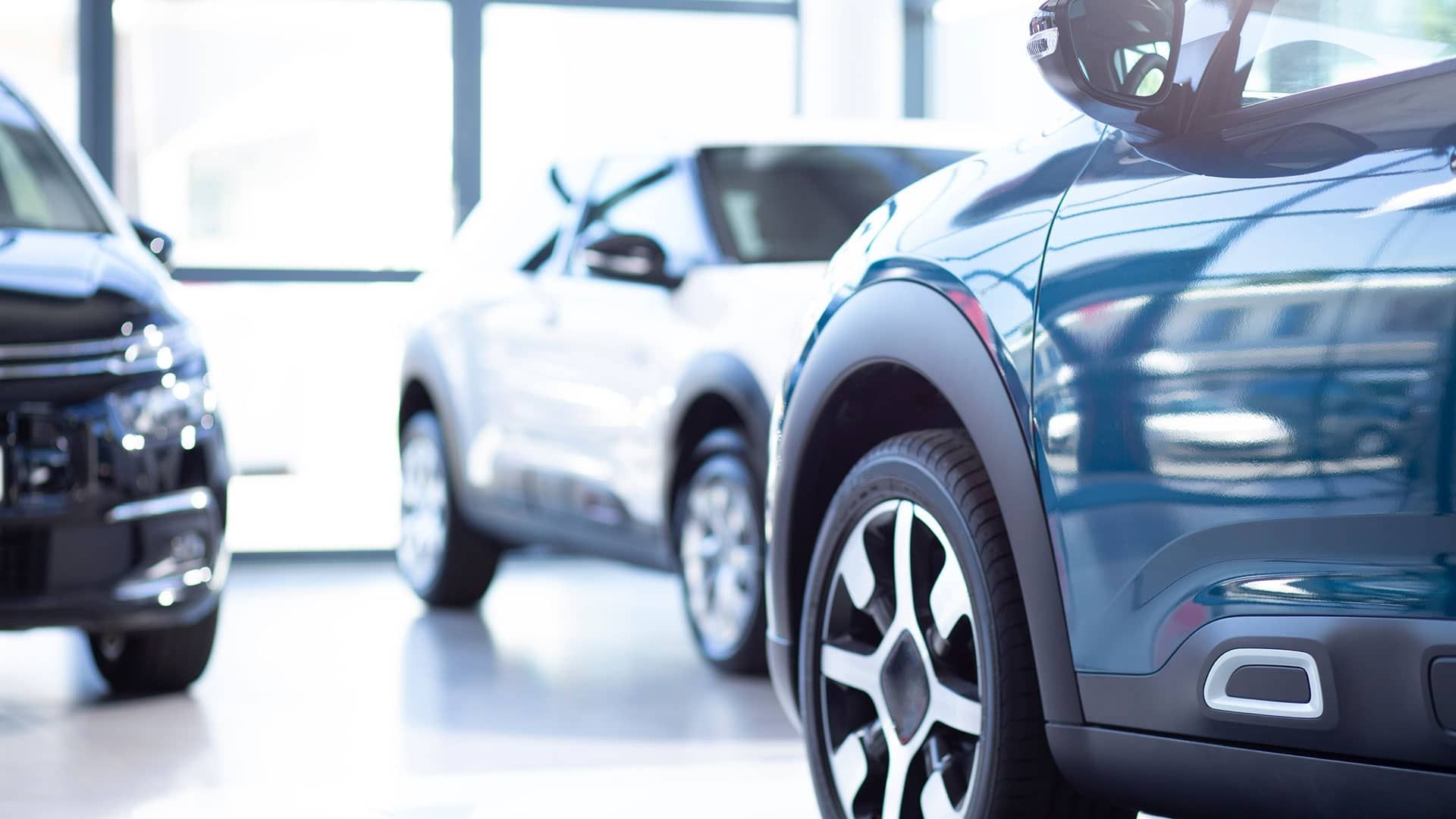 Mehrere Autos in einer Ausstellung